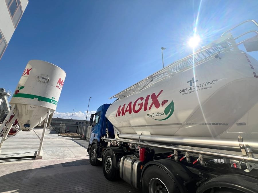 Autobotte MAGIX per il trasporto del cemento sfuso accanto al silo